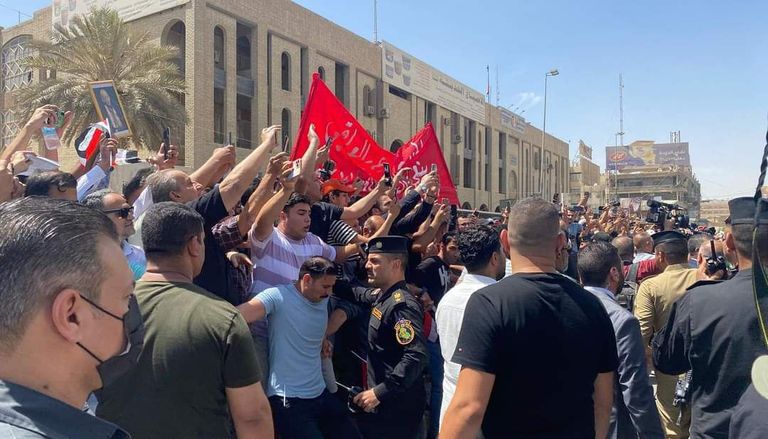 تشييع جثمان الشاعر العراقي مظفر النواب