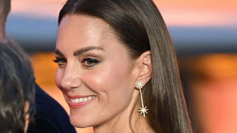 كيت ميدلتون أثناء مساعدة توم كروز لها لصعود الدرج