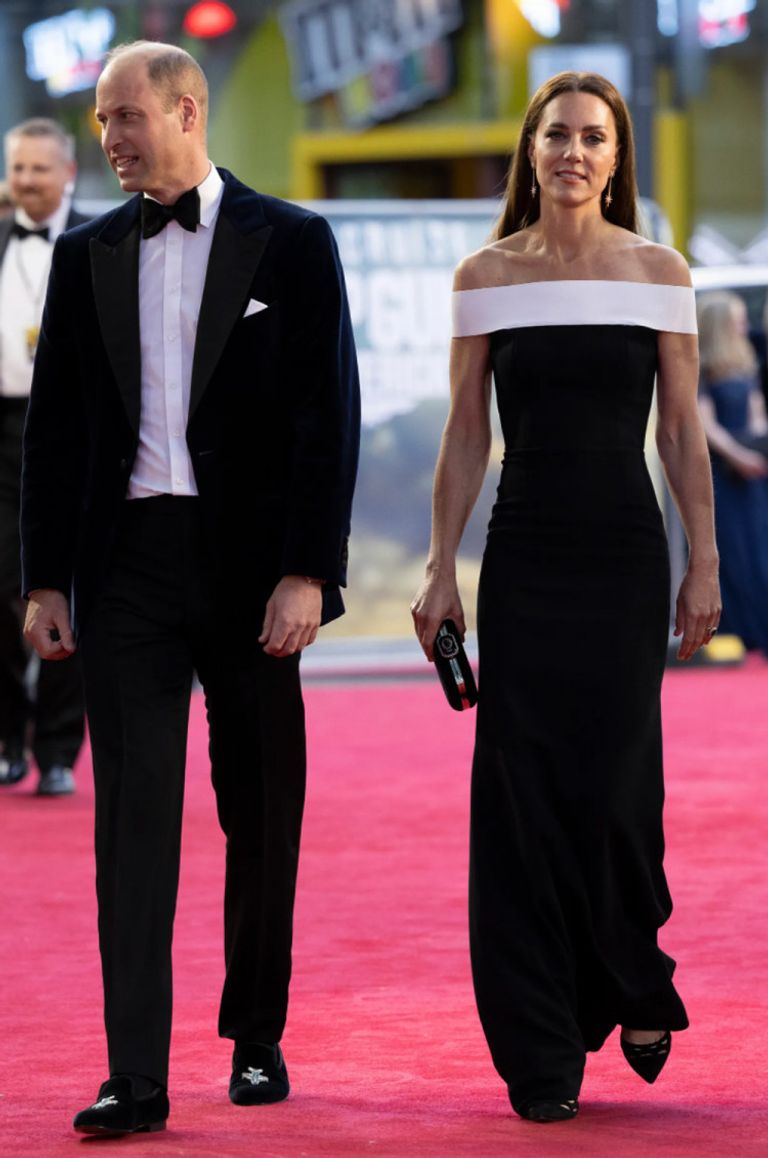 كيت ميدلتون أثناء مساعدة توم كروز لها لصعود الدرج