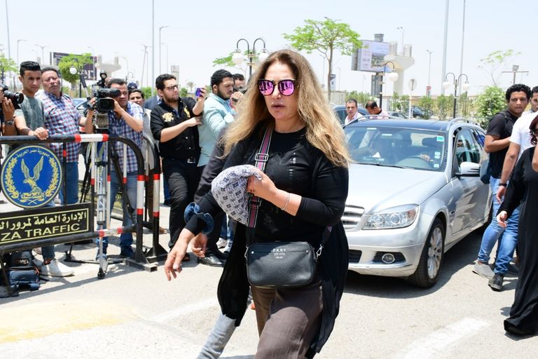 الفنانة يسرا في جنازة سمير صبري