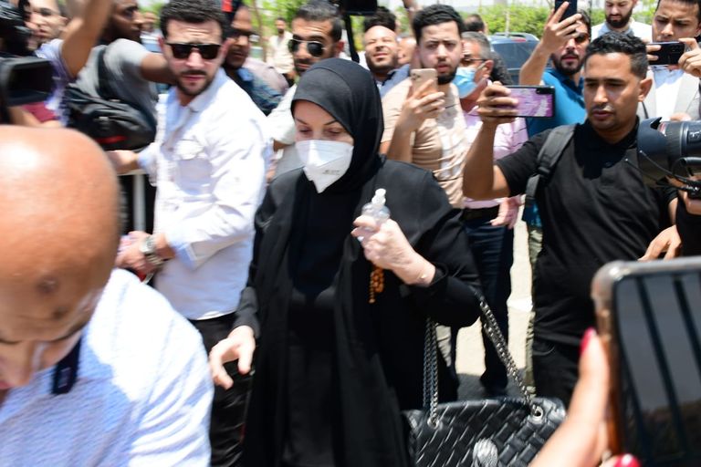 الفنانة يسرا في جنازة سمير صبري