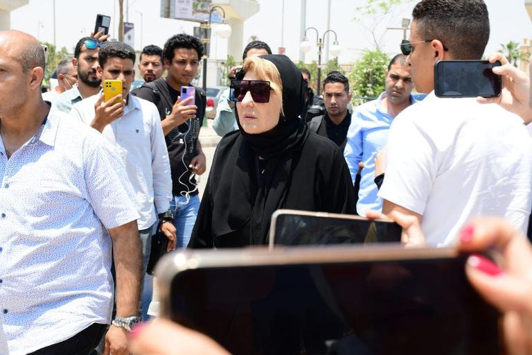 الفنانة يسرا في جنازة سمير صبري