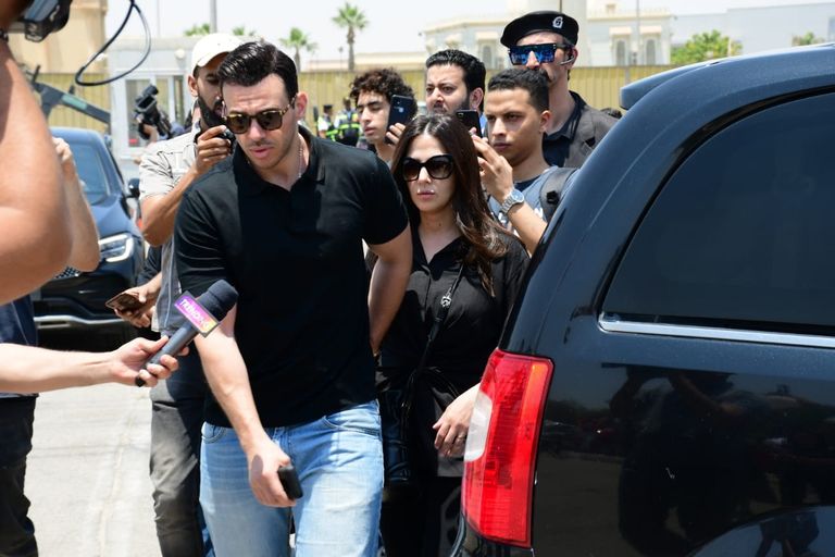 الفنانة يسرا في جنازة سمير صبري