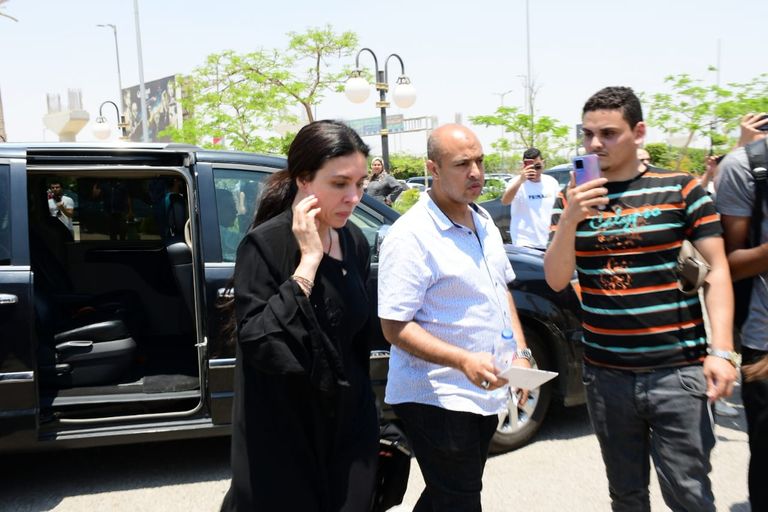 الفنانة يسرا في جنازة سمير صبري