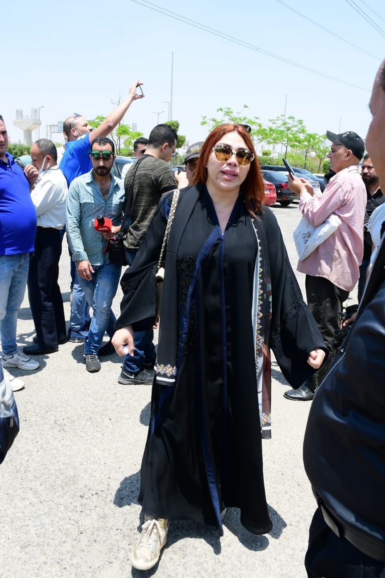 الفنانة يسرا في جنازة سمير صبري