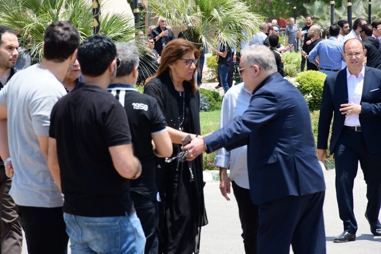 الفنانة يسرا في جنازة سمير صبري