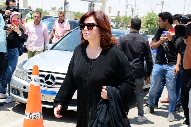 الفنانة يسرا في جنازة سمير صبري