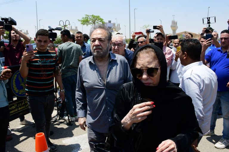 الفنانة يسرا في جنازة سمير صبري