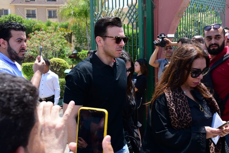 الفنانة يسرا في جنازة سمير صبري