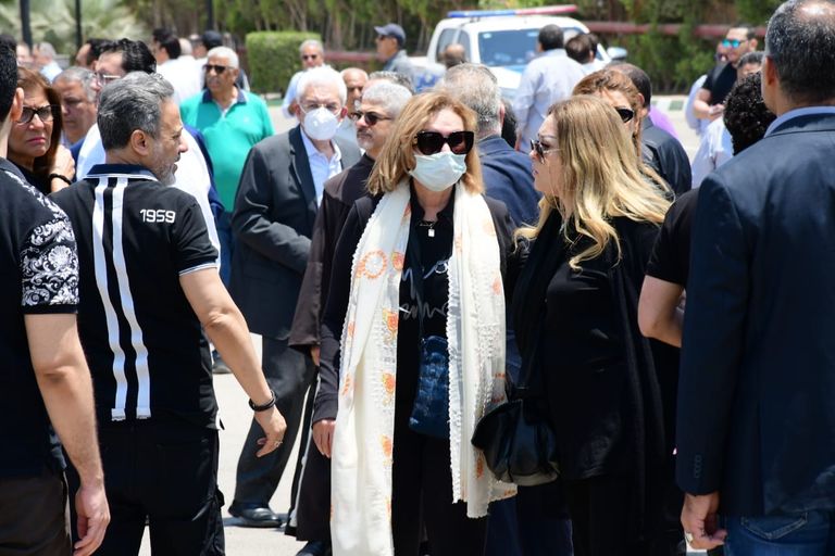 الفنانة يسرا في جنازة سمير صبري