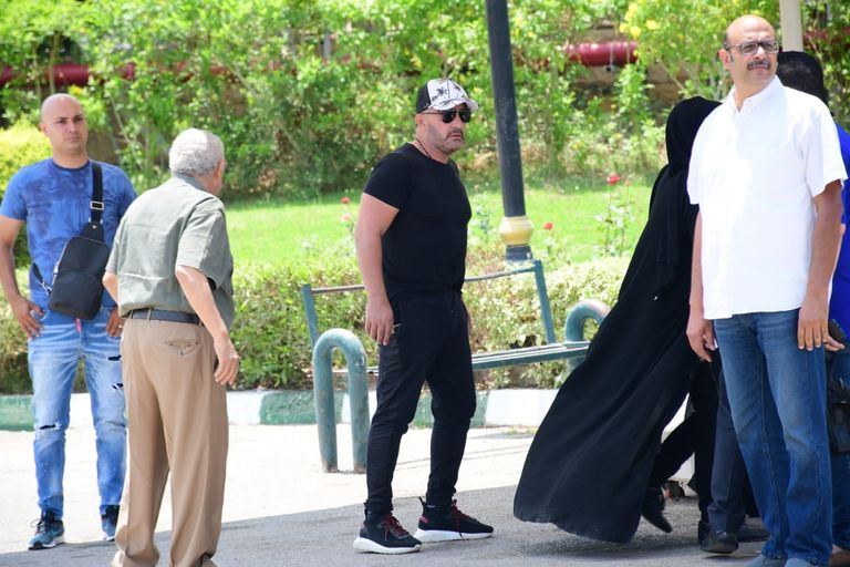 الفنانة يسرا في جنازة سمير صبري