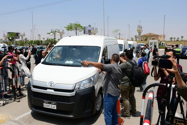 الفنانة يسرا في جنازة سمير صبري