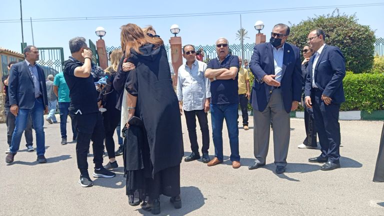 الفنانة يسرا في جنازة سمير صبري