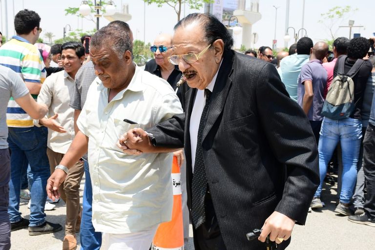 الفنانة يسرا في جنازة سمير صبري