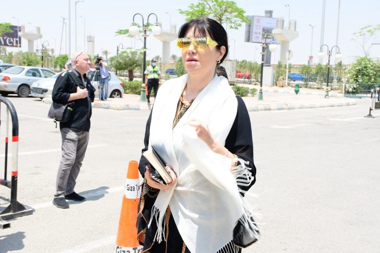 الفنانة يسرا في جنازة سمير صبري