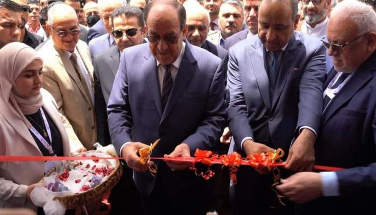 وزير الثقافة بجانبه رئيس ائتلاف دولة القانون خلال افتتاح معرض بغداد