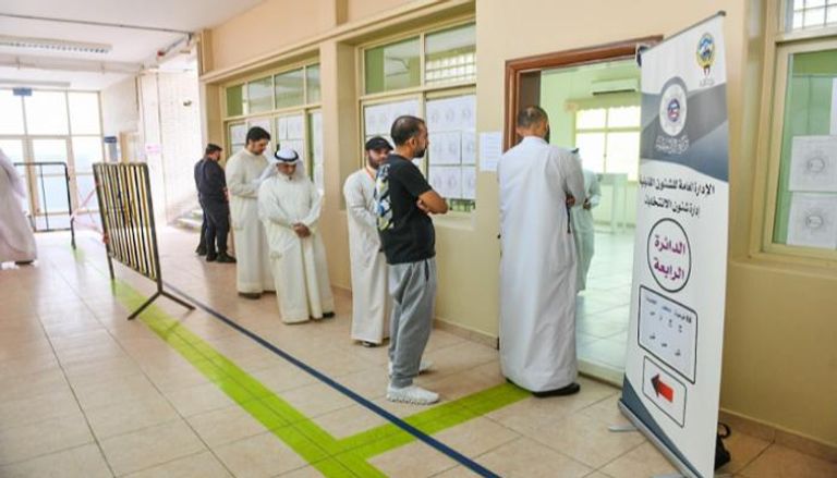كويتيون يصوتون في الانتخابات 