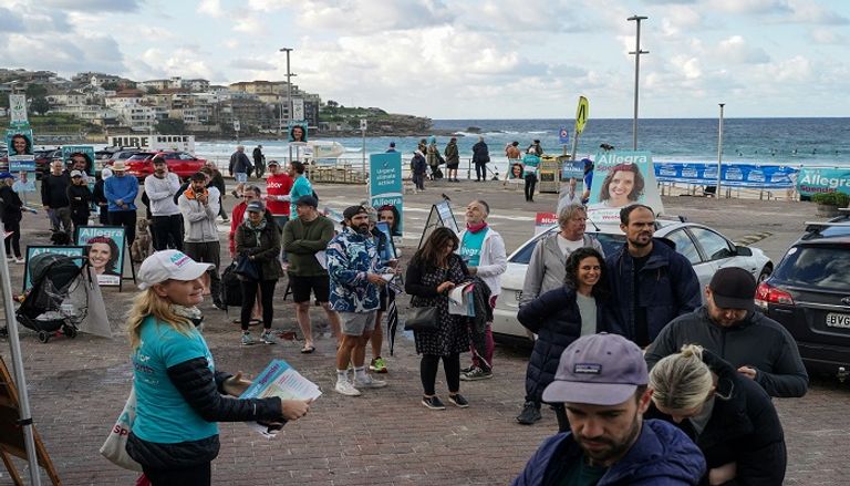 أحد السكان المحليين ويحمل ابنته ويرتدي ملابس البحر