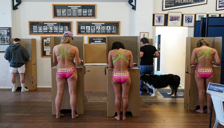 أحد السكان المحليين ويحمل ابنته ويرتدي ملابس البحر