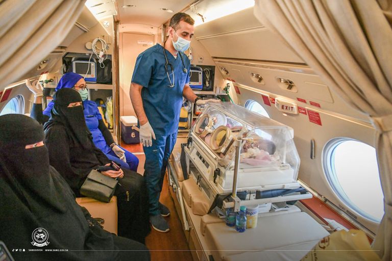 لحظة وصول التوأم السيامي إلى الرياض