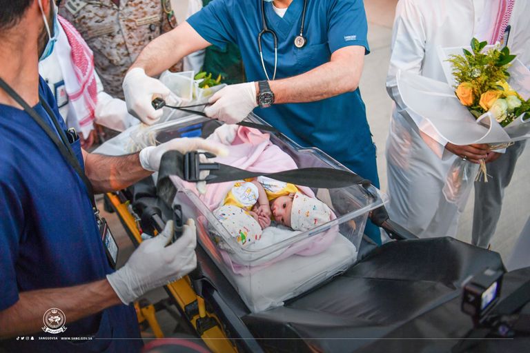 لحظة وصول التوأم السيامي إلى الرياض