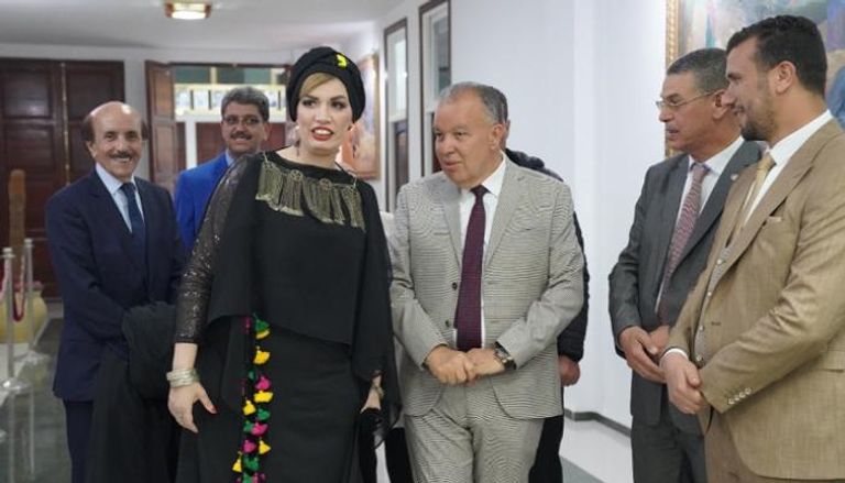 وزيرة الثقافة الجزائرية ترتدي الملحفة الشاوية الأصيلة