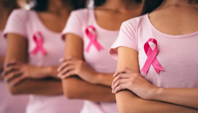 سيدات يضعن شارة سرطان الثدي