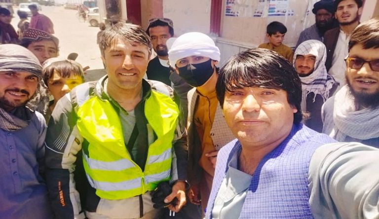 مسؤول بطالبان يلتقط صورة مع الرحالة