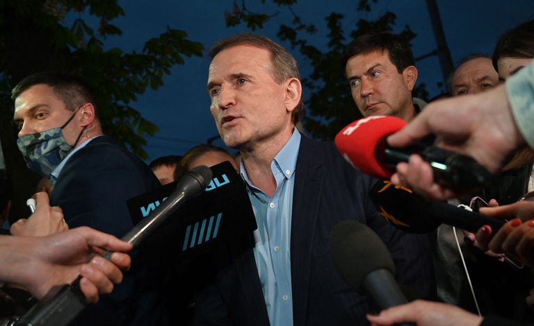 فيكتور ميدفيتشوك فيكتور ميدفيتشوك مع فلاديمير بوتين وبعد القبض عليه