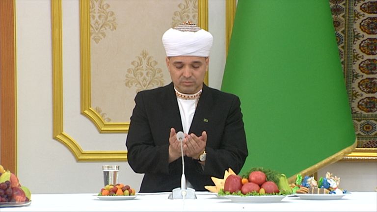 جانب من مراسم تأبين الشيخ خليفة بن زايد آل نهيان في تركمانستان