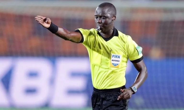 الحكم الجامبي الذي أدار مباراة الجزائر والكاميرون