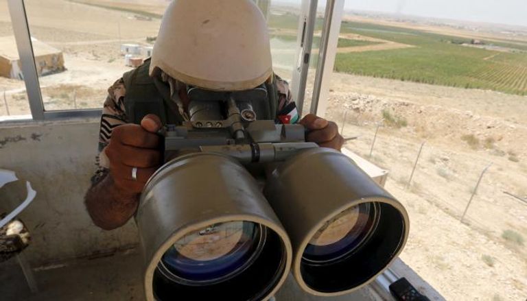 جندي أردني يراقب الوضع على الحدود السورية- أرشيفية