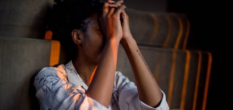 النساء اللواتي احتضن شركائهن أظهرن انخفاضاً في إنتاج هرمون التوتر