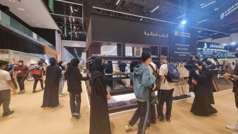 جانب من فعاليات معرض أبوظبي الدولي للكتاب