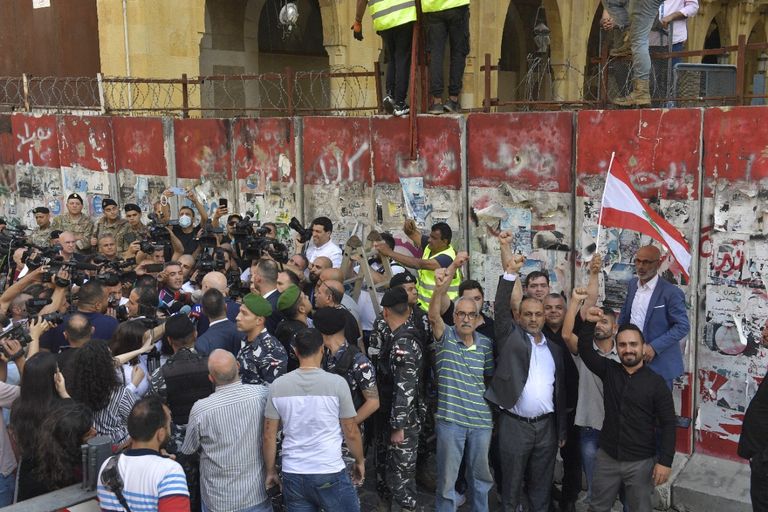 جانب من عملية إزالة الجدار