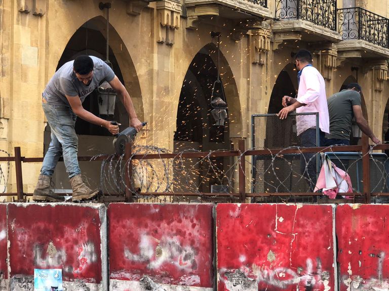 جانب من عملية إزالة الجدار