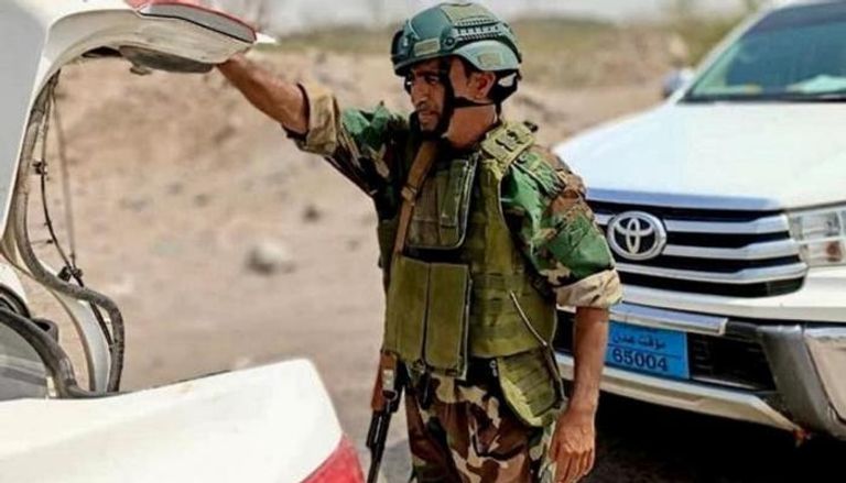 جندي يمني لدى تفتيش المركبات على مدخل عدن - أرشيفية
