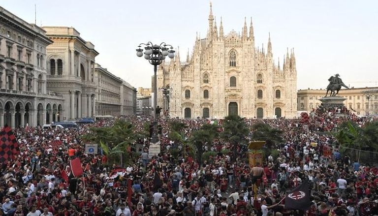 احتفالات لاعبي ميلان مع الجماهير بالدوري الإيطالي