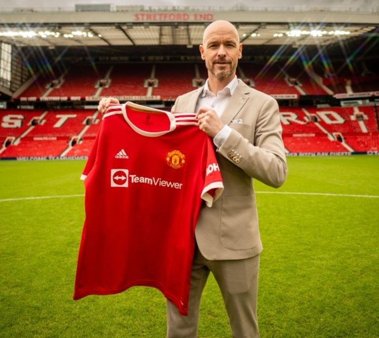 تين هاج يحمل قميص مانشستر يونايتد تين هاج - كريستيانو رونالدو