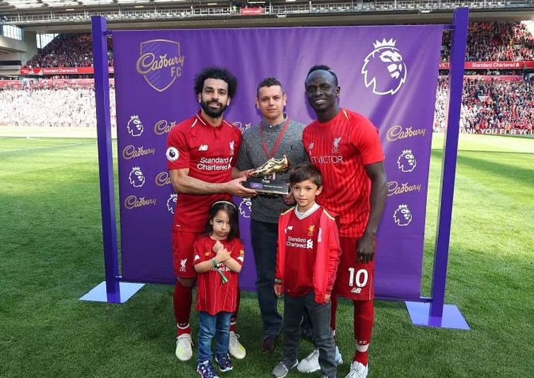 صلاح وماني في 2019 محمد صلاح يحمل الحذاء الذهبي