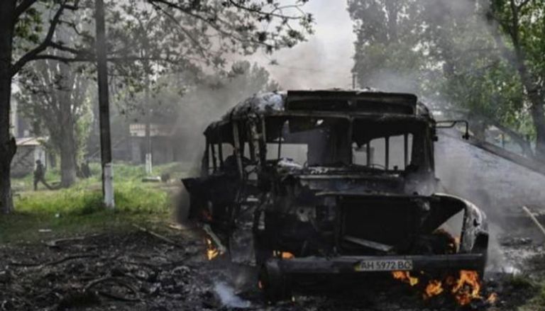 سيارة محترقة جراء قصف في أحد شوارع أوكرانيا