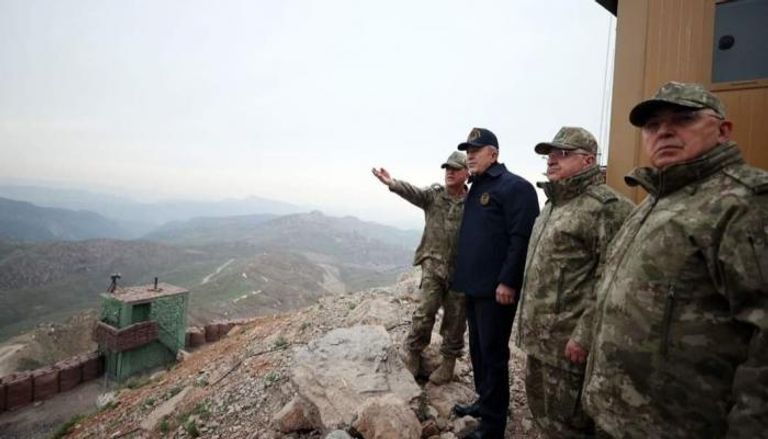 وزير الدفاع التركي عند الحدود العراقية في زيارة سابقة