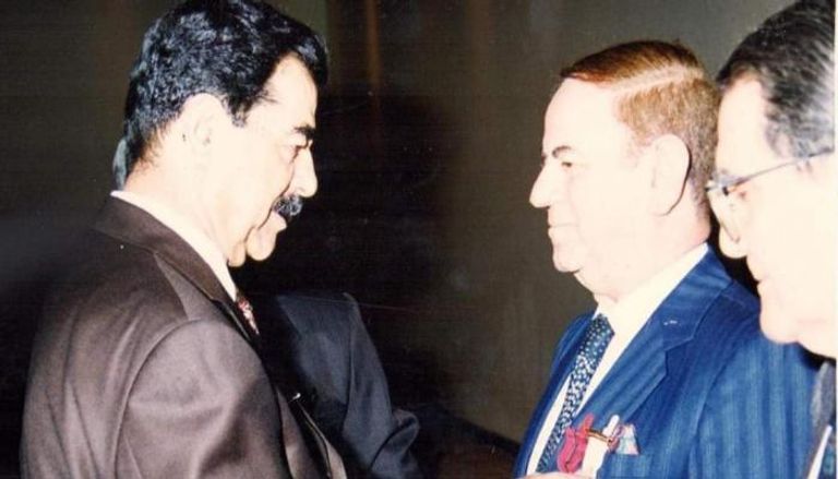 وزير الثقافة الاسبق خلال تكريمه من قبل صدام حسين