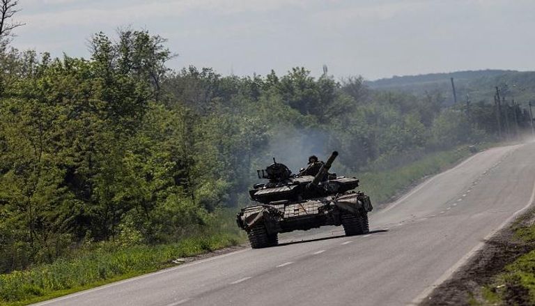 دبابة أوكرانية تسير على طول منطقة دونيتسك