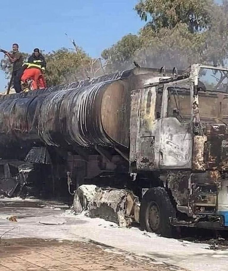 قائد شاحنة النفط ببنغازي يقودها سريعا لانقاذ السكان