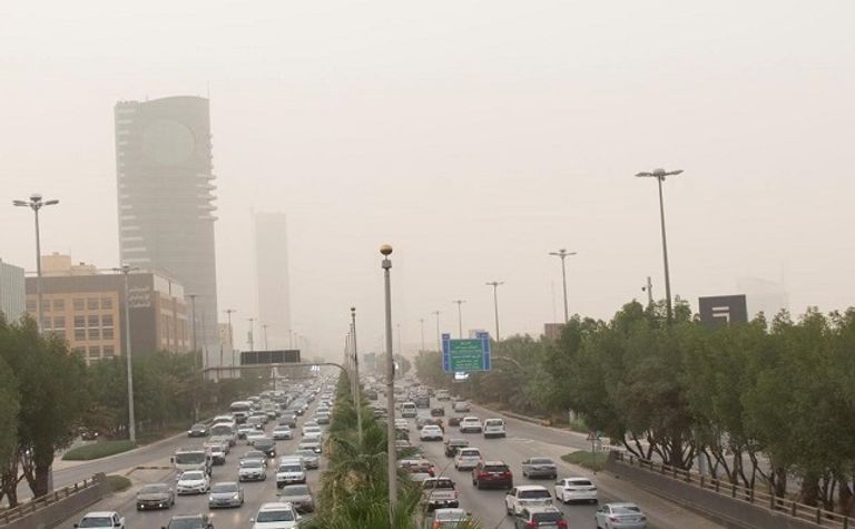 عاصفة ترابية تحجب الرؤية عن أهم معالم العاصمة السعودية ومنها برج المملكة في الرياض