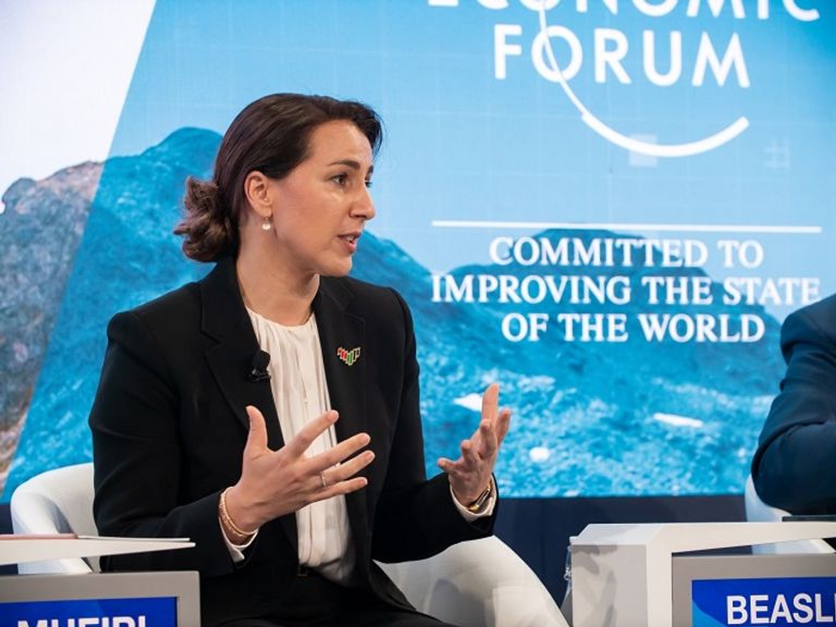 مريم المهيري وزيرة التغير المناخي والبيئة خلال مشاركتها بجلسة "تفادي أزمة غذاء عالمية" بمنتدى دافوس من دافوس.. تعزيز الأمن الغذائي العالمي أولوية إماراتية