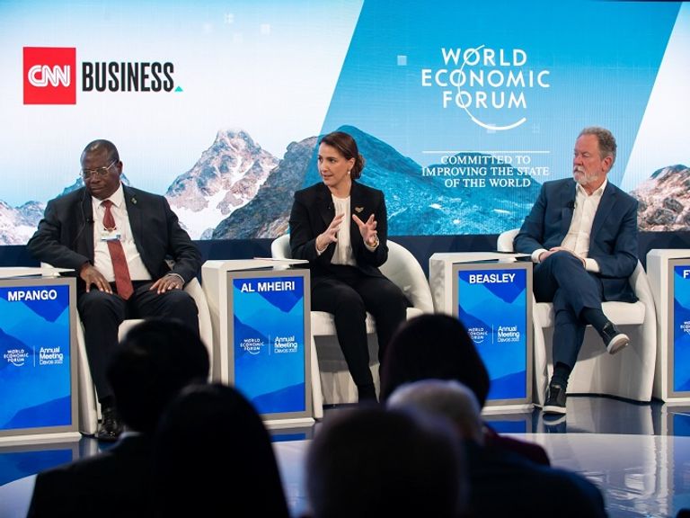 مريم المهيري وزيرة التغير المناخي والبيئة خلال مشاركتها بجلسة "تفادي أزمة غذاء عالمية" بمنتدى دافوس من دافوس.. تعزيز الأمن الغذائي العالمي أولوية إماراتية