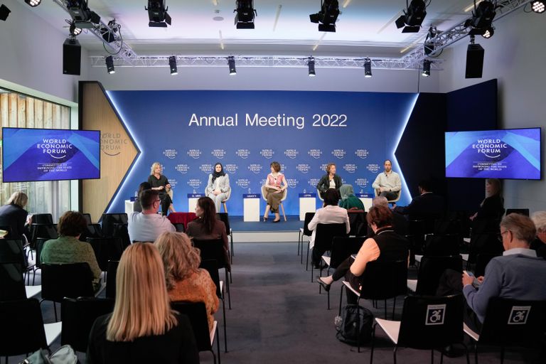 جلسة "رعاية التعاون العلمي العالمي" بمشاركة سارة الأميري سارة بنت يوسف الأميري وزيرة دولة للتعليم العام والتكنولوجيا المتقدمة