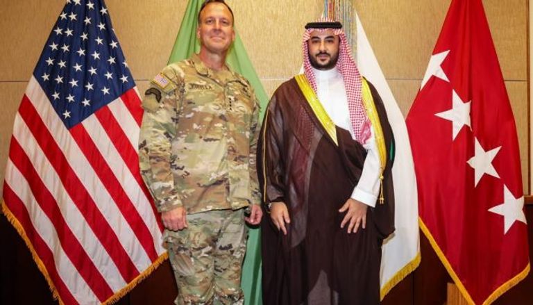 خالد بن سلمان مع قائد القيادة الوسطى الأمريكية